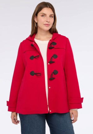 Giacca rossa con cappuccio e chiusure a toggle nere, con zip frontale e maniche a sbuffo. Realizzata in un tessuto liscio, con una vestibilità comoda.