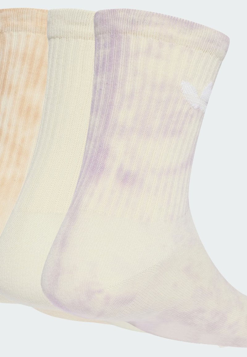 Trzy pary skarpetek załogowych w pastelowych kolorach: brzoskwiniowym, kremowym i lawendowym, z prążkową teksturą i subtelnym wzorem tie-dye.
