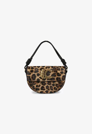 Torba s uzorkom leoparda s crnim kožnim ručkama, s zlatnim logotipom. Teksturan materijal i zaobljen oblik.