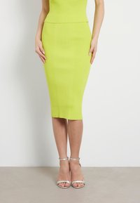 Guess MIDI - Zīmuļsvārki - verde fluo