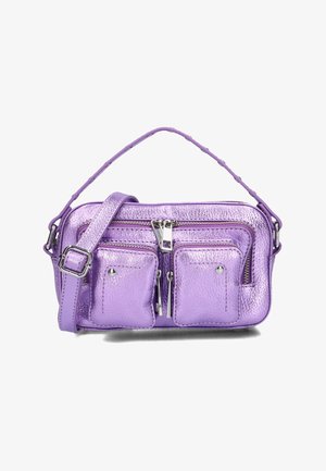 Paarse metallic leren tas met twee voorzakken met rits, verstelbare schouderband en een gestructureerd oppervlak. Compact rechthoekig formaat.