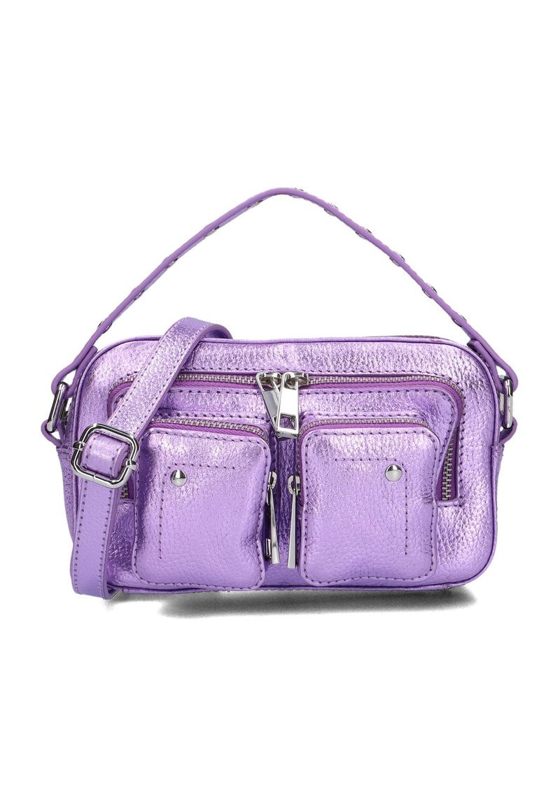 Paarse metallic leren tas met twee voorzakken met rits, verstelbare schouderband en een gestructureerd oppervlak. Compact rechthoekig formaat.