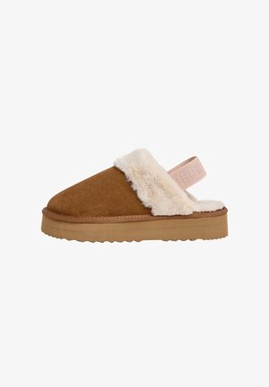 Braune Wildleder-Slipper mit weißem Kunstfellfutter und einem pinken Elastikband mit der Aufschrift "PEPE". Robuster, beiger Gummisohlen mit einer strukturierten Profil.