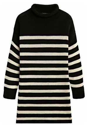 Robe pull en maille noire avec des rayures blanches horizontales sur le corps et les manches, avec un col haut côtelé et des manches longues avec poignets.