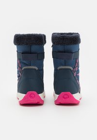Sötétkék téli csizmák rózsaszín talppal. Bolyhos felső szegély, virágmintával az oldalon, állítható pánt, texturált anyag.