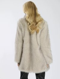 Abrigo de piel sintética gris claro con un corte relajado, que presenta un cuello alto y mangas largas, texturizado con un aspecto suave y esponjoso.