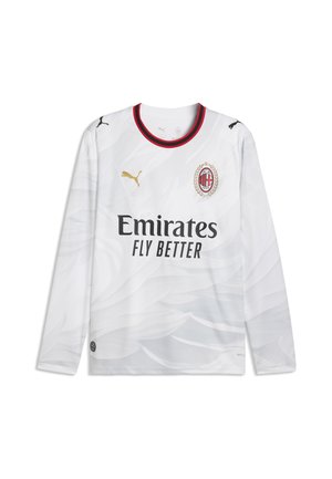 Weißes AC Milan Fußballtrikot mit langen Ärmeln, rotem und schwarzem Kragen, Puma-Logos und "Emirates Fly Better" Sponsortext auf der Vorderseite.