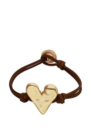 Braccialetto in pelle marrone con ciondolo a forma di cuore in oro martellato e chiusura a bottone rotonda in oro.