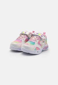 Dziecięce sneakersy z błyszczącą różową i iryzującą cholewką, z grafiką jednorożca, z rzepem oraz białą podeszwą z kolorowymi akcentami.