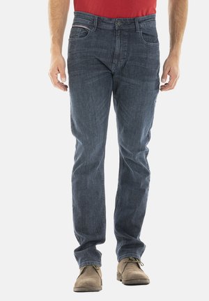 Jeans en denim bleu foncé avec une coupe droite, cinq poches et une texture subtile. Comprend une fermeture à bouton et des passants de ceinture.