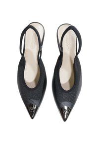 Escarpins noirs à talon ouvert avec un bout pointu, une tige en tissu texturé, un capuchon métallique brillant et une semelle intérieure rembourrée.