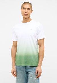 Męski t-shirt z gradientowym wzorem od białego do zielonego, krótki rękaw, okrągły dekolt, wykonany z miękkiej bawełny, z dyskretnym logo.