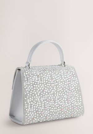 Zilveren handtas van gestructureerde stof, bedekt met glanzende strassteentjes in verschillende maten, met een rechthoekige vorm en een handvat aan de bovenkant.