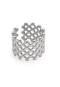 Anillo de metal plateado con un diseño de entramado hexagonal y nodos redondos, creando una estructura abierta y texturizada.
