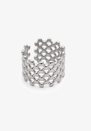 Anillo de metal plateado con un diseño de entramado hexagonal y nodos redondos, creando una estructura abierta y texturizada.