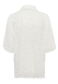 Fehér hálós ing, apró, kiemelkedő levelekből álló textúrával. Rövid ujjak és klasszikus gallér design. Rövidített hossza van.