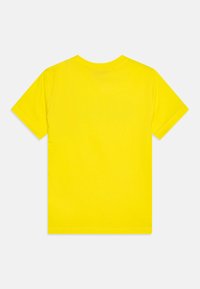 Kortermet t-skjorte i lys gul bomull. Har rund hals og ensfarget bak med sydde kanter. Klassisk uformell design.