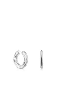 Pendientes de aro de plata con un diseño en capas, bordes suaves y redondeados, que presentan un acabado pulido y un mecanismo de cierre seguro.