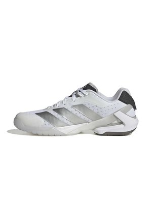 Scarpa da ginnastica bassa bianca e argento con accenti neri, tomaia in mesh, chiusura con lacci e suola texturizzata mostrata di profilo su sfondo bianco.