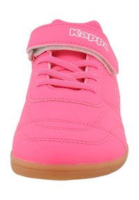 Rosa Sport Schuh mit einer strukturierten synthetischen Oberseite, Schnürsenkeln und einem Klettverschluss. Verfügt über eine Gummisohle und das "Kappa"-Logo am Riemen.