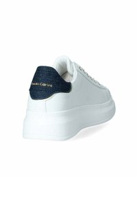 Sneaker bianco con upper in bianco testurizzato, un accento in denim sul tallone e branding dorato. Presenta una suola spessa in gomma bianca per un migliore comfort.