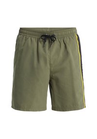Shorts de bain verts en tissu léger, avec une ceinture élastique et un cordon de serrage, des poches latérales, et des panneaux latéraux noirs ornés de bandes jaunes.