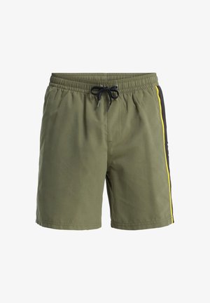 Bañador verde hecho de tela ligera, con cintura elástica con cordón, bolsillos laterales y paneles laterales negros con rayas amarillas.