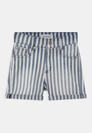 Bermudas de mezclilla a rayas en blanco y azul marino, con puños enrollados, cierre de botón y bolsillos frontales. Etiqueta visible en la cintura.