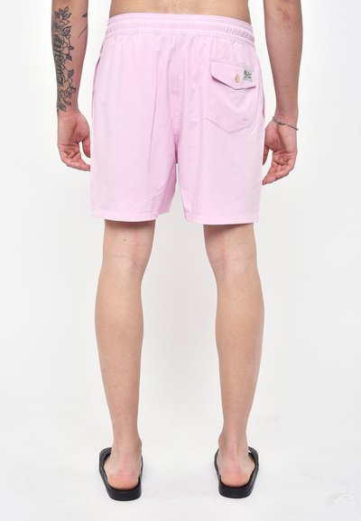 Pantaloni shorts rosa realizzati in materiale leggero, con cintura elastica, tasche laterali e una tasca posteriore con chiusura a patta.