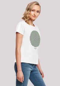 Weißes T-Shirt mit kurzen Ärmeln, das ein grünes gestreiftes rundes Grafikdesign in der Mitte zeigt. Der Stoff wirkt weich und lässig im Stil.
