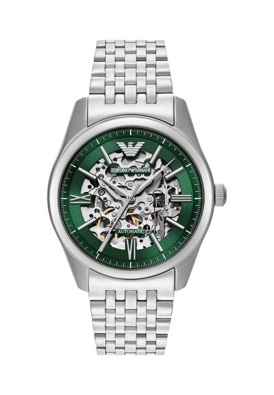 Silberne Edelstahluhr mit grünem Skelettzifferblatt, automatischem Uhrwerk, römischen Zahlen bei 12 und 6 sowie Emporio Armani-Logo oben.