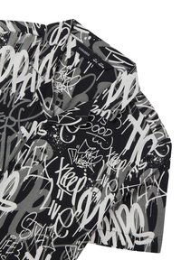 Camicia a maniche corte con colletto caratterizzata da una base nera con testo in stile graffiti bianco e grigio e motivi di schizzi. Tessuto leggero.