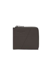 Braune Lederwallet mit geometrischen Stichdetails, silbernem Reißverschluss und geprägt Logo. Kompaktes Design mit einer glatten Textur.
