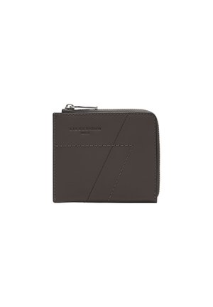 Portefeuille en cuir marron avec des détails de couture géométriques, fermeture éclair en argent et logo embossé. Design compact avec une texture lisse.