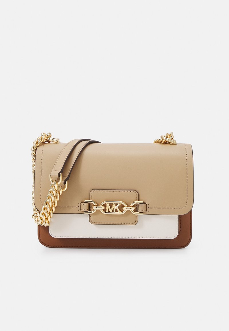 Sac bandoulière en cuir beige, blanc et marron avec une bandoulière chaîne dorée et un fermoir logo "MK" doré sur le rabat avant.