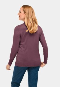 Pull à couleur prune avec un ourlet et des poignets côtelés, mettant en avant des accents de boutons détaillés sur les manches, vu de dos.