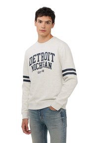 Szary sweatshirt z nadrukiem "DETROIT MICHIGAN EST 82", kontrastujący z granatowymi akcentami na rękawach. Miękka tkanina i klasyczny krój z okrągłym dekoltem.