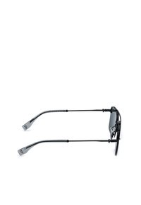 Lunettes de soleil rectangulaires noires vues de côté avec des branches métalliques fines et des embouts translucides sur fond blanc.