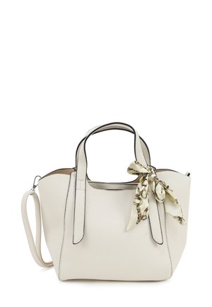 Witte leren handtas met een gestructureerde vorm, textuurafwerking, zwarte accenten, dubbele handvatten en een decoratieve zijden sjaal die aan de voorkant is vastgebonden.