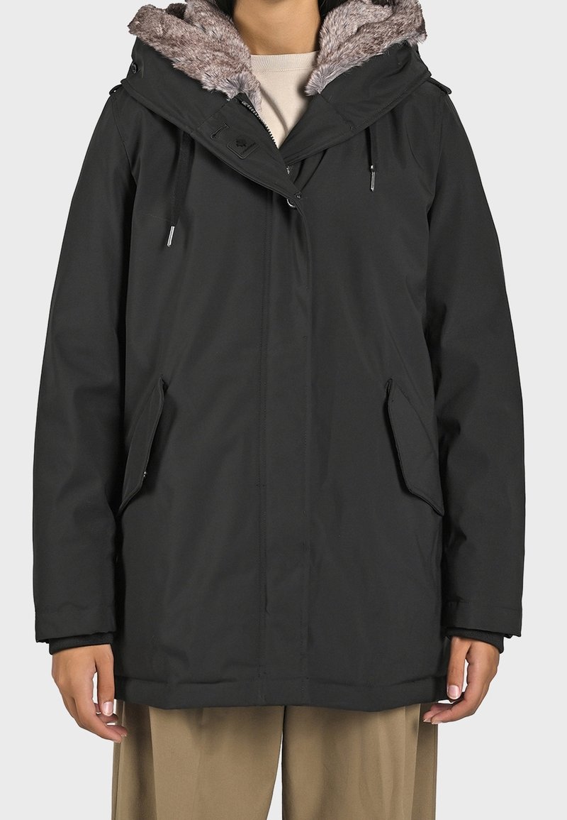 Svart parkasjacka med en texturerad fuskpälsmössa, dragsko, två sidofickor och en rak skärning med en slät finish.