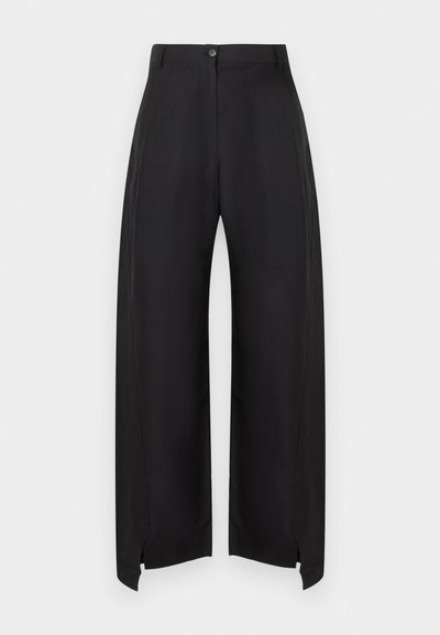 Μαύρο παντελόνι ψηλόμεσο, με φαρδύ πόδι, κλείσιμο με κουμπιά μπροστά και μικρές σχισμές στο τελείωμα, σε απλό λευκό φόντο.