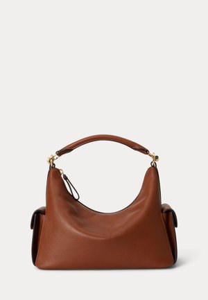 Sac à main en cuir marron avec une seule poignée incurvée, une fermeture éclair dorée et des poches latérales sur un fond blanc uni.