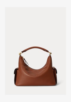 Pruun nahast käekott ühe kõveraga sangaga, kuldse tõmblukuga ja küljetaskutega tavalise valge tausta peal.