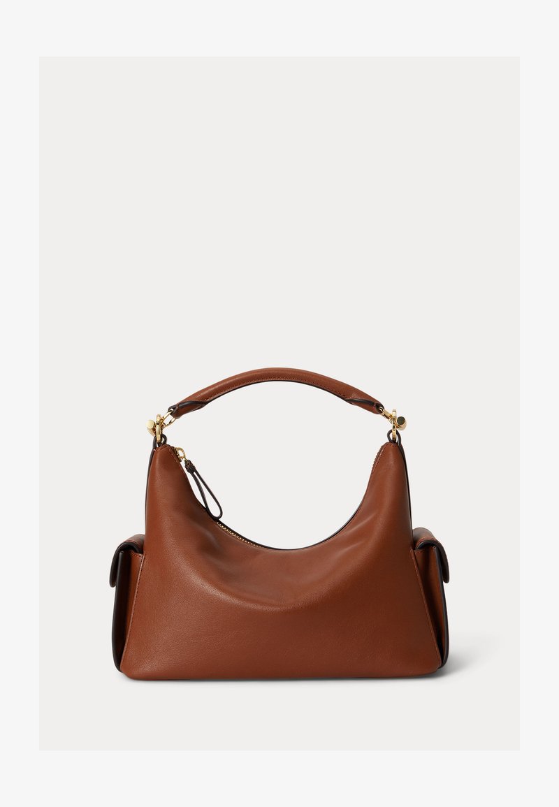 Καφέ δερμάτινη γυναικεία τσάντα με μία καμπυλωτή λαβή, χρυσό φερμουάρ και πλαϊνές τσέπες, σε απλό λευκό φόντο.