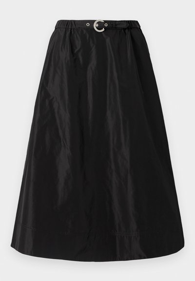 Svart skjørt laget av skinnende, lett materiale. Har en elastisk midjebånd med en sølvspenne og en glatt A-linje silhuett.