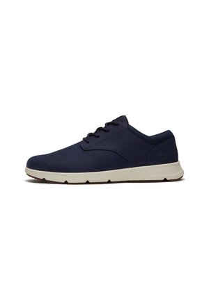 Sneaker casual da uomo blu navy con suola in gomma bianca, chiusura con lacci e sottile logo del marchio sul tallone.