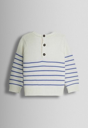 Kremfarvet sweater med blå horisontale striber, tre knapper ved halsen og ribstrikkede manchetter og bundkant. Strikket tekstur over det hele.