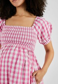 JoJo Maman Bébé SHIRRED MATERNITY MIDI  - REGULAR FIT - Kasdienė suknelė - pink gingham