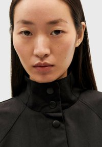 Thinking Mu KUSAMA - Abito a camicia - black