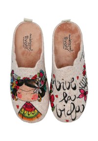 Zapatillas beige con patrones florales coloridos; la zapatilla izquierda presenta a una niña con flores en el cabello, y la zapatilla derecha dice "vive la vida" con corazones.